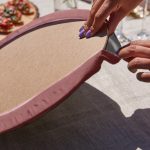 - SuplaRunner-DuzRenkSet-10134-Gorsel3 - Realhomes  Realhomes Kırmızı Gül Kozalak Motifli Üçgen Püsküllü Runner 1 Adet & 6 Adet Açık Mercan Renkli Supla Realhomes