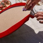 Realhomes Yılbaşı Ağacı Tasarımlı Üçgen Püsküllü Runner 1 Adet & 6 Adet Kırmızı Renkli Supla Realhomes