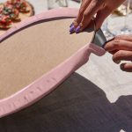 Realhomes Krem Zemin Kelebek Tasarımlı Üçgen Püsküllü Runner 1 Adet & 6 Adet Pembe Renkli Supla Realhomes