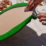 Realhomes Geometrik Zeminli 3D Yaprak Tasarımlı Üçgen Püsküllü Runner 1 Adet & 6 Adet Yeşil Renkli Supla Realhomes