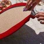 - SuplaRunner-DuzRenkSet-8735-Gorsel3 - Realhomes  Realhomes Yılbaşı Temalı Geyik Motifli Üçgen Püsküllü Runner 1 Adet & 6 Adet Bordo Renkli Supla Realhomes