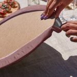 Realhomes Pudra Rengarenk Beyaz Çiçekli Üçgen Püsküllü Runner 1 Adet & 6 Adet Pudra Rengarenk Supla Realhomes