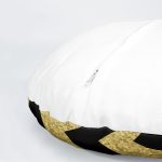 - YuvPtk4luSet359-4lu-Siyah-Zemin-Uzerinde-Gold-Detayli-Geometrik-Desenli-Modern-Yuvarlak-Yastik-Kirlent-Kilif-Seti-2 - Realhomes 4'lü Siyah Zemin Üzerinde Gold Detaylı Geometrik Desenli Modern Yuvarlak Yastık Kırlent Kılıf Seti Realhomes