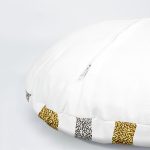 4'lü Beyaz Zemin Üzerinde Gold Detaylı Geometrik Desenli Modern Yuvarlak Yastık Kırlent Kılıf Seti Realhomes