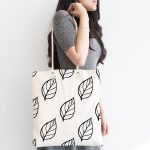 - Canta-2070-1 - Realhomes Siyah Beyaz Yaprak Motifli Kumaş Plaj Çantası Realhomes