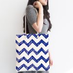 - Canta-2257-1 - Realhomes Püskürtme Desenli Zikzak Temalı Dijital Baskılı Kumaş Plaj Çantası Realhomes