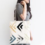 - Canta-2384-1 - Realhomes Siyah Mavi Ok Temalı Yaprak Çizimli Kumaş Plaj Çantası Realhomes