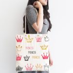 - Canta-2425-1 - Realhomes Üç Renkli Prenses Tacı Motifli Modern Dijital Baskılı Kumaş Plaj Çantası Realhomes