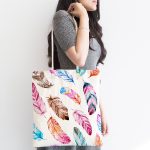 - Canta-2431-1 - Realhomes Realhomes Renkli Kuş Tüyleri Çizimli Dijital Baskılı Kumaş Plaj Çantası Realhomes