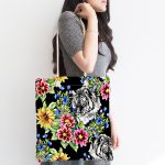 - Canta-3318-1 - Realhomes Siyah Zeminde Leopar ve Çiçekler Özel Tasarım Kumaş Plaj Çantası Realhomes