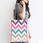- Canta-3384-1 - Realhomes Renkli Zikzak Motifli Pembe Zeminli Kumaş Plaj Çantası Realhomes