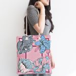 Pembe Zeminde Mavi Zambak Motifli Dijital Baskılı Kumaş Plaj Çantası Realhomes