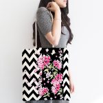 Siyah Zikzak Zeminde İlkbahar Çiçekleri Temalı Kumaş Plaj Çantası Realhomes