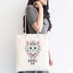 - Canta-4316-1 - Realhomes Realhomes Beyaz Zeminde Sevimli Kedicik Özel Tasarım Kumaş Plaj Çantası Realhomes