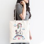 - Canta-4340-1 - Realhomes Beyaz Zeminde Bisiklete Binmiş Unicorn Desenli Özel Tasarımlı Dijital Baskılı Kumaş Plaj Çantası Realhomes