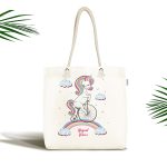 - Canta-4340 - Realhomes Beyaz Zeminde Bisiklete Binmiş Unicorn Desenli Özel Tasarımlı Dijital Baskılı Kumaş Plaj Çantası Realhomes