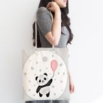 - Canta-4359-1 - Realhomes Balon Tutan Panda Desenli Özel Tasarımlı Dijital Baskılı Kumaş Plaj Çantası Realhomes