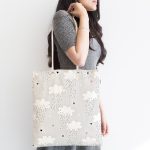 - Canta-4365-1 - Realhomes Gri Zeminde Bulut Desenli Özel Tasarımlı Dijital Baskılı Çocuk Odası Kumaş Plaj Çantası Realhomes