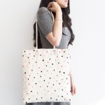 - Canta-4367-1 - Realhomes Realhomes Beyaz Zeminde Renkli Kalpler Kumaş Plaj Çantası Realhomes