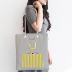 - Canta-4376-1 - Realhomes Realhomes Gri Zeminde Gri Sarı Ayıcık Kumaş Plaj Çantası Realhomes