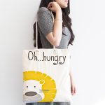 Beyaz Zeminde Hungry Aslan Motifli Dijital Baskılı Kumaş Plaj Çantası Realhomes