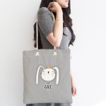 - Canta-4387-1 - Realhomes Realhomes Gri Zeminde Its Girl Tavşan Motifli Kumaş Plaj Çantası Realhomes
