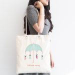 - Canta-4392-1 - Realhomes Beyaz Zeminde Şemsiye ve Sevimli Ayıcıklar Motifli Kumaş Plaj Çantası Realhomes