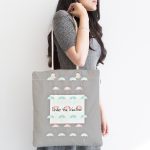 - Canta-4399-1 - Realhomes Gri Zeminde Renkli Şemsiyeler Özel Tasarımlı Bebek Odası Kumaş Plaj Çantası Realhomes