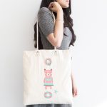 - Canta-4401-1 - Realhomes Realhomes Beyaz Zeminde Deniz ve Ayıcık Desenli Kumaş Plaj Çantası Realhomes