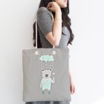 - Canta-4409-1 - Realhomes Gri Zeminde Şemsiyeli Ayıcık Motifli Özel Tasarımlı Dijital Baskılı Kumaş Plaj Çantası Realhomes