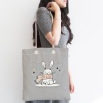 - Canta-4425-1 - Realhomes Realhomes Gri Zeminde Atkılı Tavşan Motifli Kumaş Plaj Çantası Realhomes