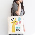 - Canta-4452-1 - Realhomes Beyaz Zeminde Sevimli Zürafa Desenli Özel Tasarımlı Dijital Baskılı Çocuk Odası Kumaş Plaj Çantası Realhomes