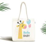 - Canta-4452 - Realhomes Beyaz Zeminde Sevimli Zürafa Desenli Özel Tasarımlı Dijital Baskılı Çocuk Odası Kumaş Plaj Çantası Realhomes