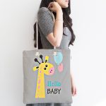 - Canta-4453-1 - Realhomes Gri Zeminde Sevimli Zürafa Desenli Özel Tasarımlı Dijital Baskılı Çocuk Odası Kumaş Plaj Çantası Realhomes