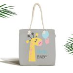 - Canta-4453 - Realhomes Gri Zeminde Sevimli Zürafa Desenli Özel Tasarımlı Dijital Baskılı Çocuk Odası Kumaş Plaj Çantası Realhomes