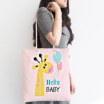 - Canta-4454-1 - Realhomes Pembe Zeminde Sevimli Zürafa Desenli Özel Tasarımlı Dijital Baskılı Çocuk Odası Kumaş Plaj Çantası Realhomes