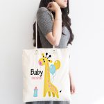 - Canta-4474-1 - Realhomes Beyaz Zeminde Balon ve Zürafa Desenli Özel Tasarım Bebek Odası Kumaş Plaj Çantası Realhomes