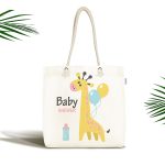 - Canta-4474 - Realhomes Beyaz Zeminde Balon ve Zürafa Desenli Özel Tasarım Bebek Odası Kumaş Plaj Çantası Realhomes