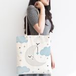 - Canta-4488-1 - Realhomes Beyaz Zemin Mavi Bulut ve Gri Ay Tasarımlı Bebek Odası Kumaş Plaj Çantası Realhomes