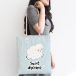 - Canta-4490-1 - Realhomes Realhomes Mavi Zeminde Sevimli Kuzucuk Tasarımlı Kumaş Plaj Çantası Realhomes