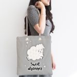 - Canta-4491-1 - Realhomes Realhomes Gri Zeminde Sevimli Kuzucuk Tasarımlı Kumaş Plaj Çantası Realhomes