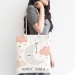 Beyaz Zeminde Ay ve Bulut Desenli Bebek Odası Kumaş Plaj Çantası Realhomes