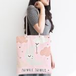 Pembe Zeminde Ay ve Bulut Desenli Bebek Odası Kumaş Plaj Çantası Realhomes