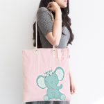- Canta-4525-1 - Realhomes Pembe Zeminli Sevimli Fil Desenli Özel Tasarımlı Dijital Baskılı Çocuk Odası Kumaş Plaj Çantası Realhomes