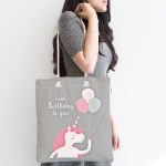 - Canta-4553-1 - Realhomes Realhomes Yeşil Zeminde Unicorn At Tasarımlı Kumaş Plaj Çantası Realhomes