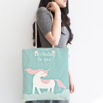 - Canta-4559-1 - Realhomes Yeşil Zemin Doğum Günü Temalı Unicorn Desenli Özel Tasarımlı Dijital Baskılı Çocuk Odası Kumaş Plaj Çantası Realhomes