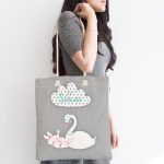 - Canta-4563-1 - Realhomes Realhomes Gri Zeminde Kuğu Motifli Özel Tasarım Kumaş Plaj Çantası Realhomes