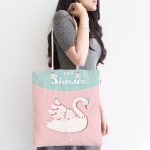 - Canta-4566-1 - Realhomes Baby Shower Temalı Kuğu Desenli Özel Tasarımlı Dijital Baskılı Çocuk Odası Kumaş Plaj Çantası Realhomes