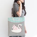 - Canta-4567-1 - Realhomes Baby Shower Temalı Kuğu Desenli Özel Tasarımlı Dijital Baskılı Çocuk Odası Kumaş Plaj Çantası Realhomes