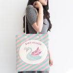 - Canta-4571-1 - Realhomes Realhomes Pembe Yeşil Çizgili Kuğu Tasarımlı Kumaş Plaj Çantası Realhomes